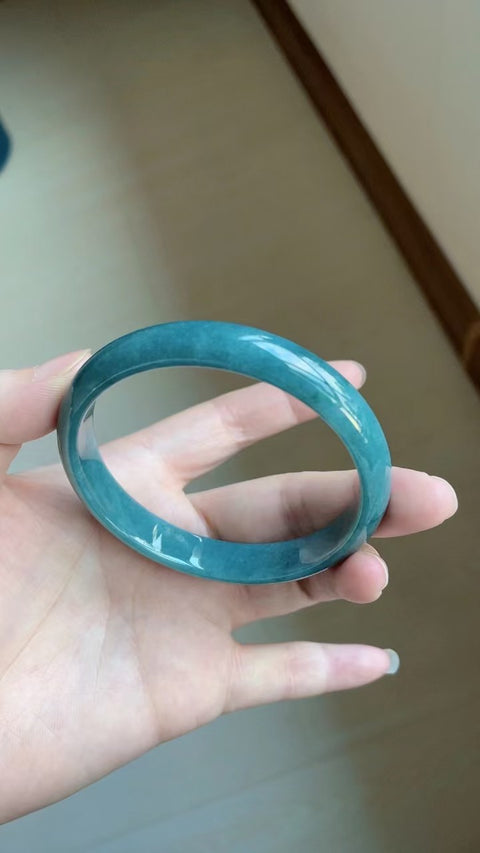 Gelang Batu Giok Alami Bahan Batu Giok Tua Bagian bawahnya halus dan hangat, dengan kepala penuh air Ukuran 62mm Batu giok ini terbentuk secara alami Pola acak Termasuk ongkos kirim dan pajak