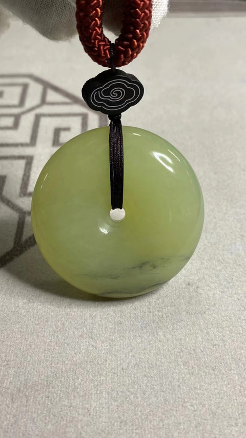 Liontin Tinta Kuning Minyak Ayam Giok Cui Jade Alami Ukuran 47 * 13.5mm Sudah termasuk pajak pengiriman.