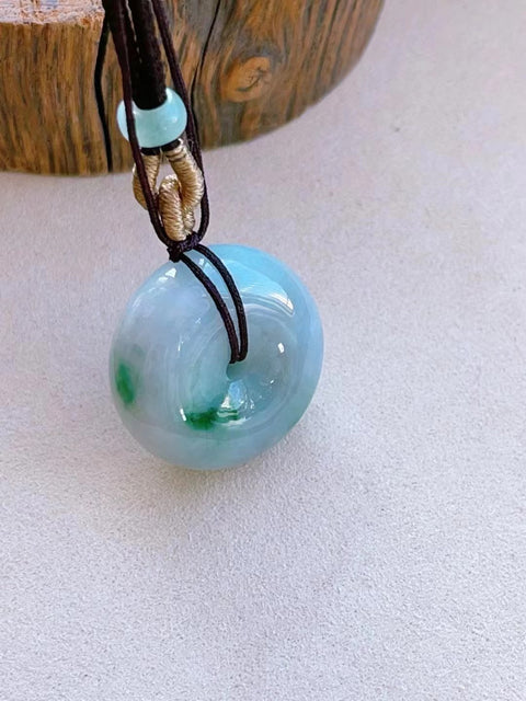 Gesper Perdamaian dari Jadeite Alami Ukuran 26,5 mm Tebal 11,2 Tekstur halus, gaya hangat, gaya yang indah sudah termasuk pajak pengiriman.