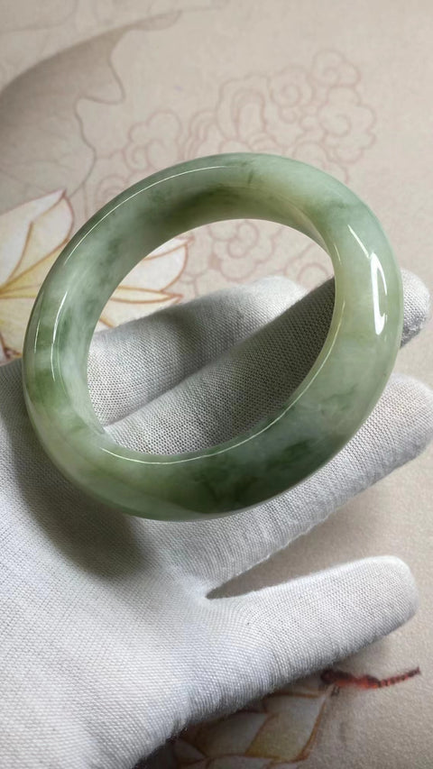 Gelang Cui Giok Minyak Cui Tua Ukuran 54-56mm Lebar Samping 14.7mm Ukuran 55.4mm Giok terjadi secara alami Pola acak Termasuk pajak pengiriman.