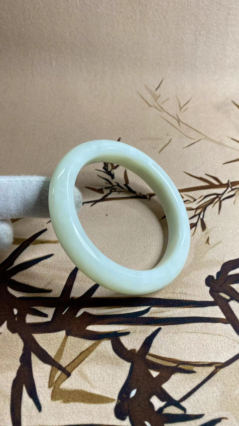 Gelang Gelang Milkcap Giok Cui Jade yang dibuat dengan indah Warna Gradien Ukuran 59-61mm Ukuran 60,5mm Lebar Sisi 11,7mm Giok terjadi secara alami Pola acak Termasuk ongkos kirim dan pajak