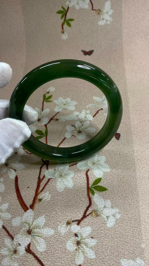 Gelang giok Xiuyan yang indah, berwarna hijau penuh dengan zamrud mengambang, diameter dalam: 60,2 mm, lebar tepi: 12 mm. Batunya terbentuk secara alami, dan polanya acak. Biaya kirim dan pajak sudah termasuk.