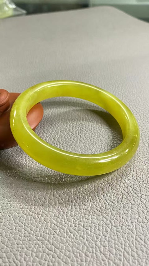 Gelang Bunga Emas Giok Cui Giok Alami Ukuran 62-64mm Ukuran 63mm Lebar Sisi 11.8mm Giok ini semuanya muncul secara alami dan polanya acak Sudah termasuk pajak pengiriman.