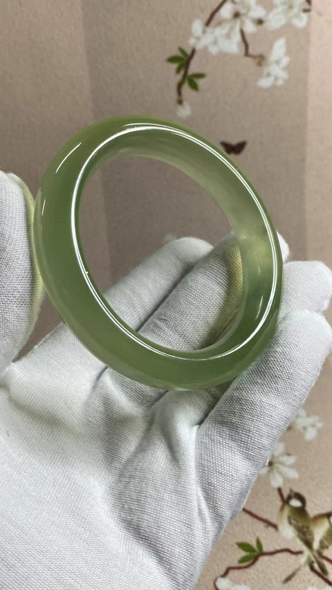 Gelang Giok Cui Alami Ukuran 57-59mm Ukuran 58.1mm Lebar Sisi 14.1mm Giok terbentuk secara alami Pola acak Pengiriman dan pajak sudah termasuk.