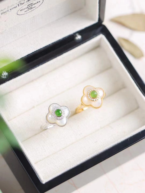 Cincin batu giok alami yang terbuat dari perak 925 dengan batu giok mutiara, bersih, halus, dan hangat.