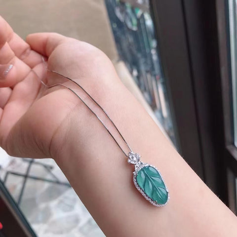 Kalung Jadeite Guatemala alami yang terbuat dari perak 925, batu giok ini bersih, halus dan hangat, benar, tetapi juga apik dan elegan, ukuran 18 * 11mm, sudah termasuk ongkos kirim dan pajak.