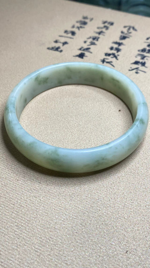 Gelang Giok Cui Alami Ukuran 68,5 mm, Lebar 17 mm Giok terbentuk secara alami dengan pola acak.