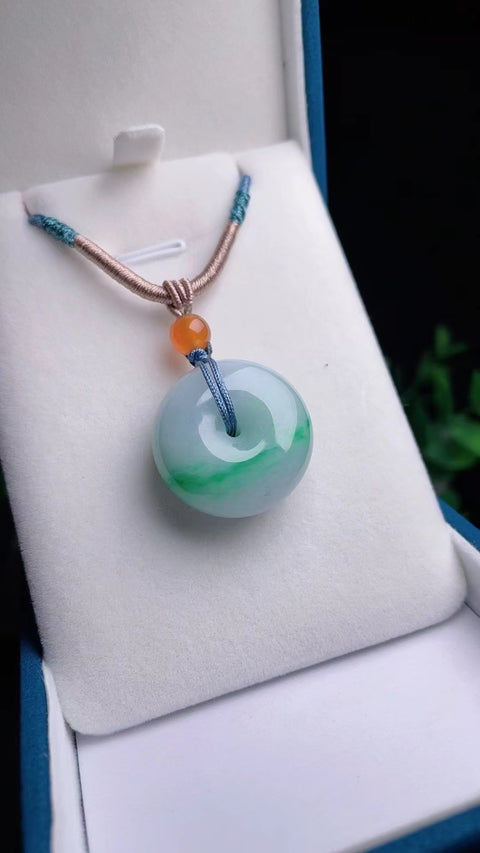Liontin Jepitan Roti Jadeite Alami Jade bersih, halus dan hangat, dengan pola yang indah Ukuran 2.4 * 1.2cm Pengiriman dan pajak sudah termasuk.
