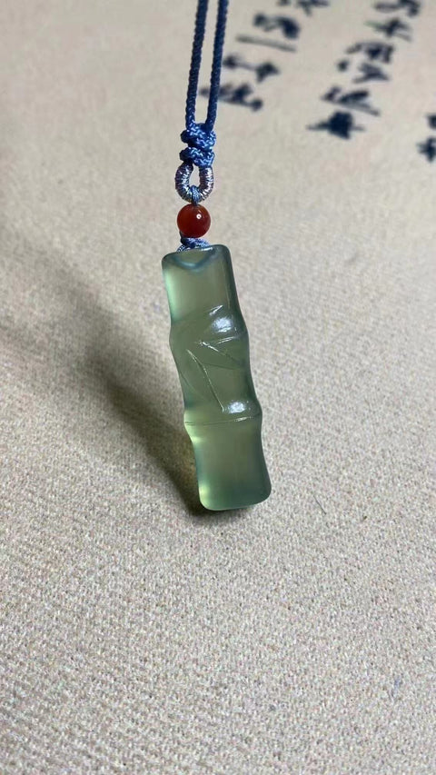 Liontin bambu hijau neon giok Cui giok alami Ukuran 35 * 11mm Giok baik-baik saja dan hangat, gaya yang indah Termasuk pajak pengiriman.
