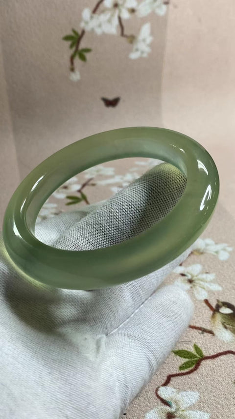 Gelang Hijau Es Giok Cui Giok Alami Ukuran 54-56mm Ukuran 55.1mm Lebar Sisi 11.2mm Giok terjadi secara alami Pola acak termasuk pajak pengiriman