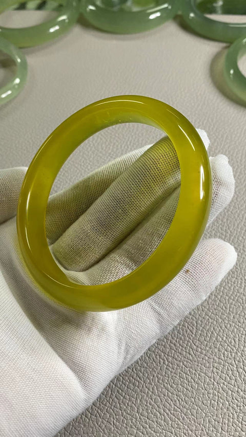 Gelang Giok Emas Halus Ukuran 62-64mm Ukuran 63.9mm Lebar Sisi 13.9mm Giok semuanya terjadi secara alami Pola acak termasuk pajak pengiriman