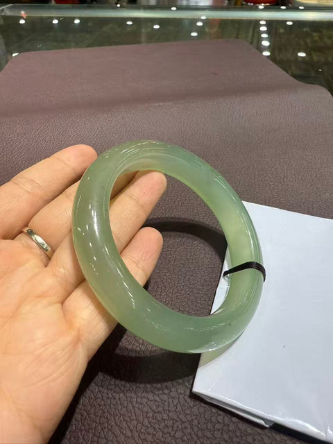Gelang giok hijau Xiuyan yang indah! Diameter dalam: 60,4 mm. Batu alam terbentuk secara alami, polanya acak. Biaya pengiriman dan pajak sudah termasuk.