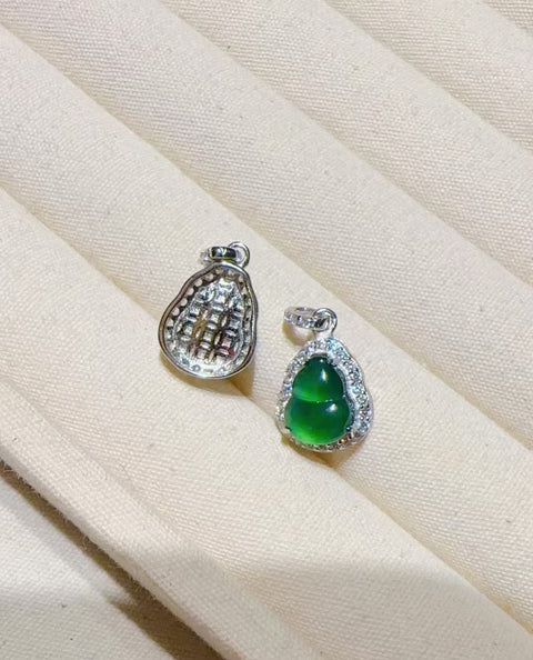 Kalung Labu Sederhana Jadeite Alami 925 Pengaturan Perak Ukuran 9 * 7mm Panjang Keseluruhan 18mm Batu giok bersih dan halus serta hangat Sudah termasuk pajak pengiriman.