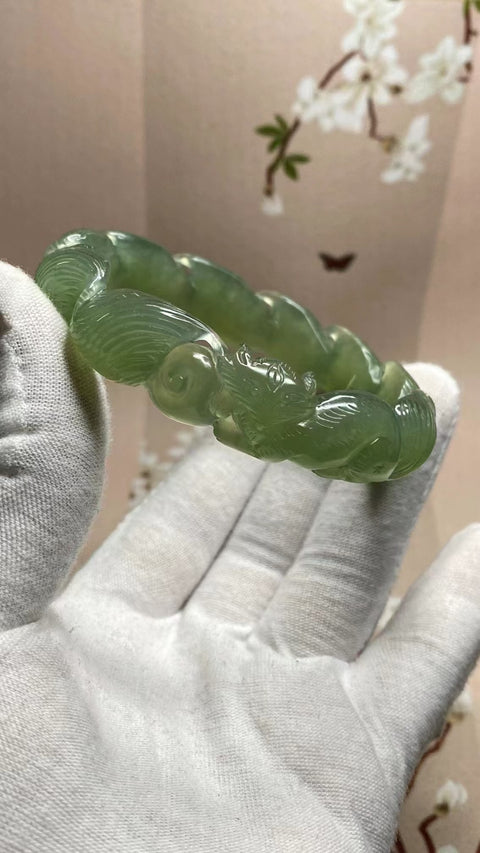 Gelang Bunga Berukir Giok Cui Alami Ukuran 60-62mm Ukuran 61.9mm Lebar Sisi 15.5mm Giok terjadi secara alami Pola acak termasuk pajak pengiriman