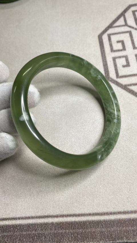 Gelang Gelang Milkcap Titi Giok Hijau Cui Giok Alami Ukuran 63-65mm Ukuran 64.3mm Lebar Samping 11.8mm Giok semuanya terjadi secara alami Pola acak termasuk pajak pengiriman