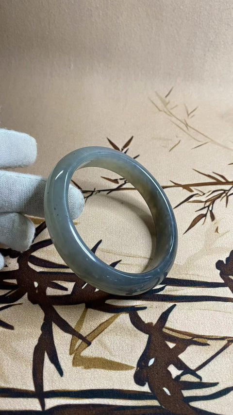 Gelang tinta giok giok abu-abu abu-abu gradien warna Ukuran 59-61mm Ukuran 60.8mm Lebar sisi 13.5mm Gas giok terjadi secara alami Pola acak Termasuk pajak pengiriman