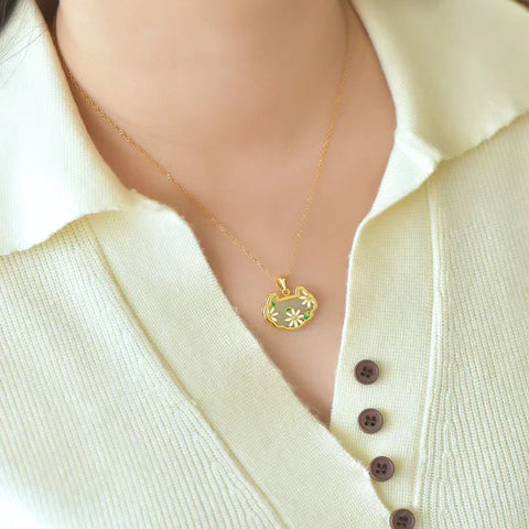 5596A-2 Set Kalung Daisy Giok Hetian Jade Alami dari Perak 925. Gayanya unik dan menarik perhatian. Sudah termasuk ongkos kirim dan pajak.