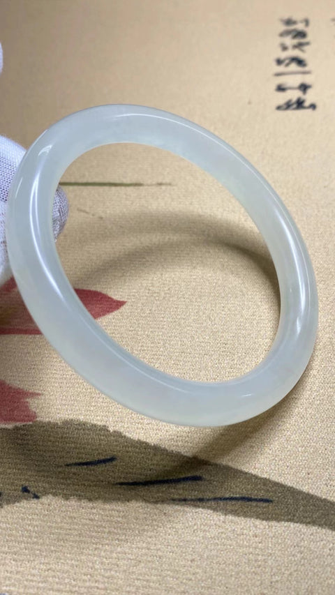 Gelang Cahaya Bulan Putih Giok Cui Giok Alami Ukuran 58-60mm Ukuran 59.5mm Lebar Sisi 9.5mm Giok semuanya terjadi secara alami Pola acak termasuk pajak pengiriman