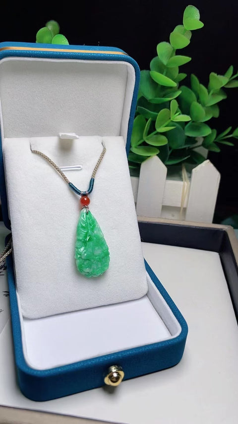 Liontin Kubis Jadeite a-barang-barang alami Ukiran tangan murni Ukuran 3.0 * 1.6cm Giok adalah batu giok yang lembut dan hangat dengan pola yang indah Pajak pengiriman sudah termasuk.