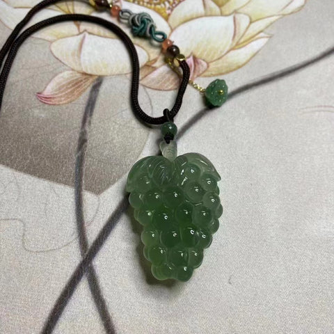 Giok Giok Cui Jade Grape Pendant Giok bersih, halus dan hangat Ukuran 32 * 48mm Termasuk pajak pengiriman