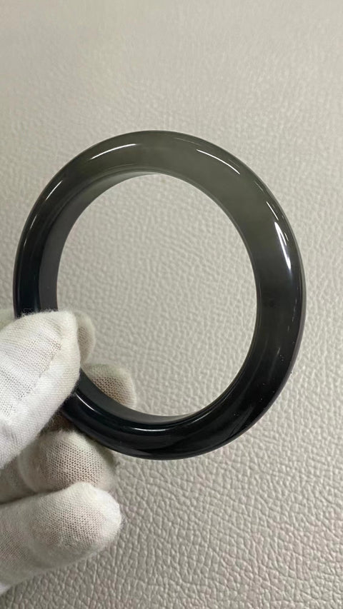 Gelang Es Batu Giok Cui Giok Abu-Abu Warna gradasi yang indah Ukuran 55-57mm Ukuran 56.7mm Lebar sisi 11.5mm Batu giok terbentuk secara alami Pola acak Termasuk ongkos kirim dan pajak Nomor barang 202409200910.