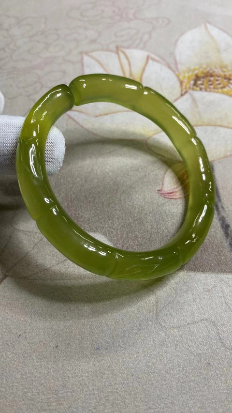 Gelang Bambu Giok Berukir Alami Ukuran 57-59mm Ukuran 58.4mm Lebar Sisi 10.7mm Giok terjadi secara alami Pola acak termasuk pajak pengiriman