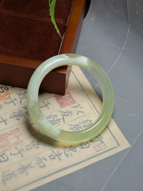 Gelang giok xiuyan hijau bening, membawa kedamaian dan ketenangan. Diameter 56×11.2×9.5mm, Semua Batu Terbentuk Secara Alami. Gratis Ongkos Kirim Dan Pajak.