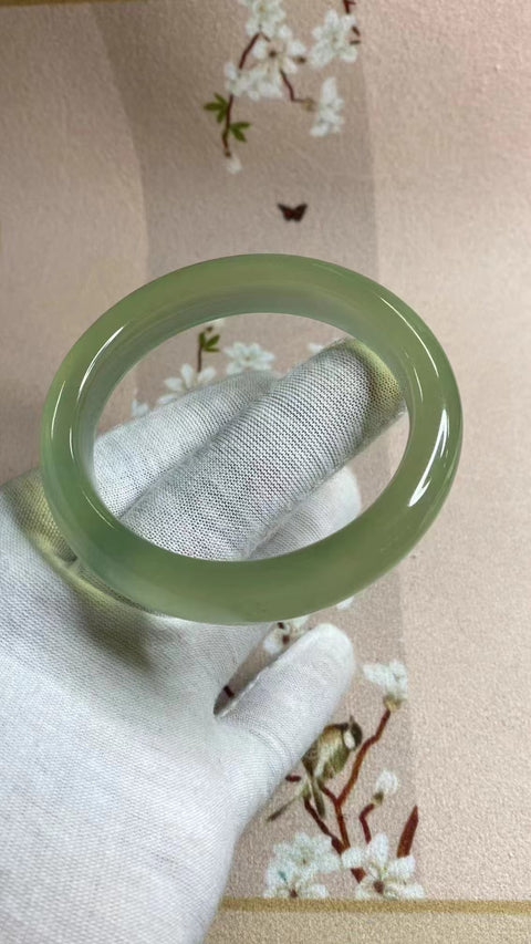 Gelang Mulut Kecil Gelang Es Giok Cui Jade Hijau Es Ukuran 57-59mm Ukuran 58.5mm Lebar Sisi 12.5mm Giok semuanya terjadi secara alami Pola pengiriman acak termasuk Pajak Pengiriman.