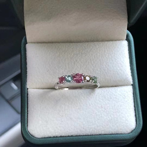 Cincin turmalin alami dengan warna permen yang terbuat dari perak 925 dengan kristal berwarna yang indah dan ukuran yang longgar, api yang luar biasa, gaya yang indah, sudah termasuk ongkos kirim dan pajak.