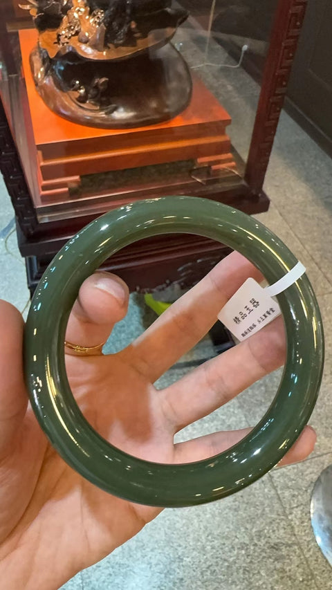 Gelang Giok Hetian Alami Ukuran 65.3mm Lebar Sisi 11mm, Tebal 10.9mm Giok semuanya terjadi secara alami Pola acak termasuk pajak pengiriman