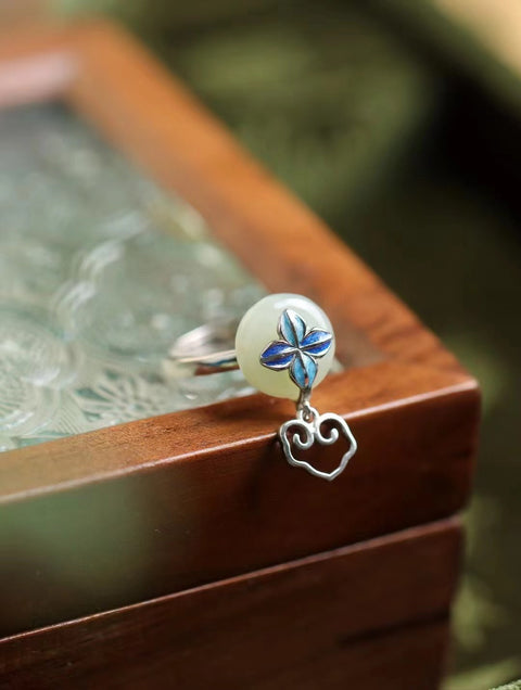 Cincin giok Hetian alami yang terbuat dari perak 925 dengan enamel.