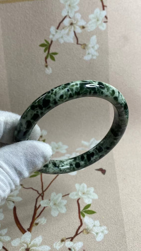 Gelang Giok Cui Giok Tua Ukuran 61-63mm Ukuran 62.7mm Lebar Sisi 11mm Batu giok semuanya terjadi secara alami Pola acak & sudah termasuk pajak pengiriman