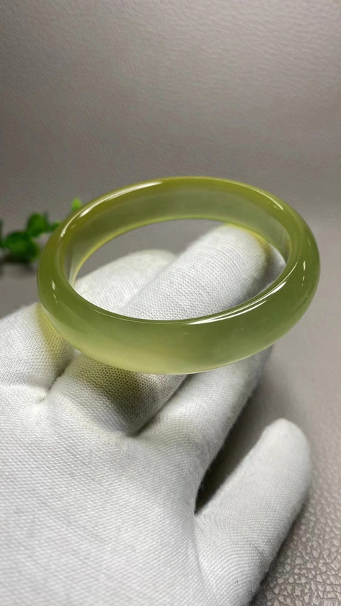 Gelang Halus Giok Cui Alami Ukuran 50-52mm Ukuran 51.8mm Lebar Sisi 13.1mm Giok terjadi secara alami Pola acak termasuk pajak pengiriman.