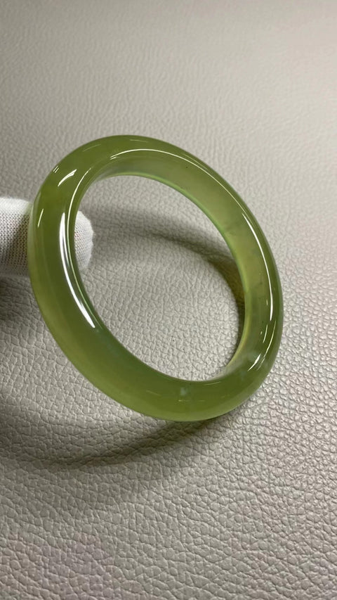 Gelang Warna Musim Semi Giok Cui Giok Alami & nbsp; Ukuran 61-63mm Ukuran 62.2mm Lebar Sisi 11.9mm Giok ini semuanya muncul secara alami Pola-polanya acak Sudah termasuk pajak pengiriman