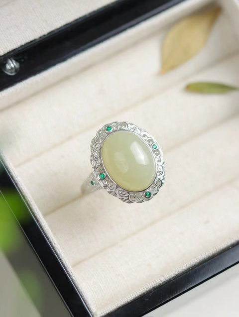 Cincin Giok Hetian Alami yang terbuat dari perak 925. Giok ini bersih, halus, dan hangat.