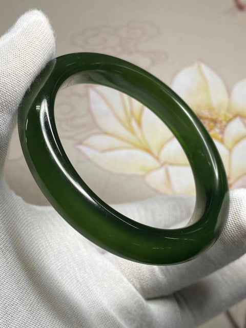 Gelang Hijau Penuh Giok Cui Fine Jade Ukuran 57-59mm Ukuran 58.2mm Lebar Sisi 12.1mm Giok ini terbentuk secara alami dan polanya acak Sudah termasuk pajak pengiriman.