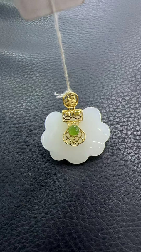 Kalung Giok Ruyi Hetian Giok Alami 925 tatahan perak Giok halus dan hangat Ukuran 28 * 29mm Giok halus dan hangat Sudah termasuk pajak pengiriman.