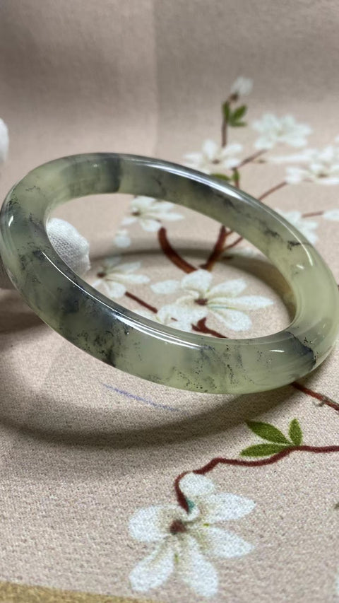 Gelang Lukisan Pemandangan Giok Cui Alami Ukuran 58-60mm Ukuran 59.5mm Lebar Sisi 10.5mm Giok semuanya terjadi secara alami Pola acak termasuk pajak pengiriman