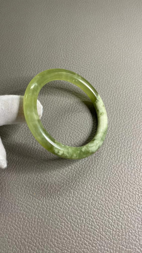 Gelang Giok Cui Giok alami Giok bersih dan halus serta hangat Ukuran 54-56mm Ukuran 55.8mm Giok semuanya terjadi secara alami Pola acak & sudah termasuk pajak pengiriman