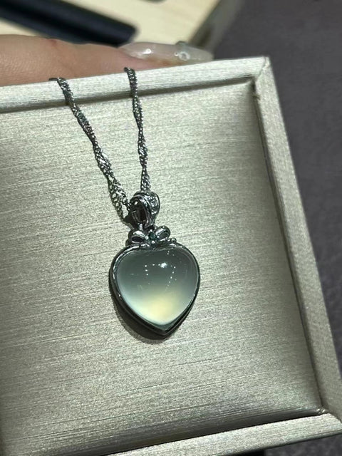 Kalung Kalung Hati Giok Alami yang terbuat dari perak 925. Gayanya bersih, halus, dan lembap.