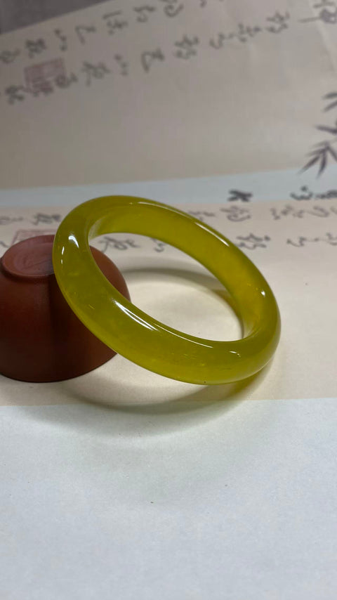 Gelang giok Xiuyan yang indah, bunga emas, emas menunjukkan kekayaan, diameter dalam: 56,3mm, lebar samping 12,9mm, batu alam dihasilkan secara alami, polanya acak, termasuk pajak pengiriman