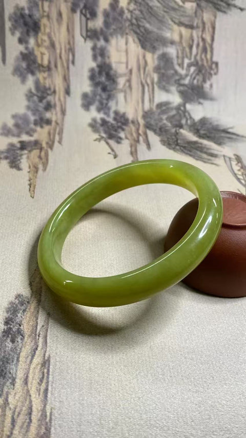 Gelang Giok Cui Halus Ukuran 61-63m Ukuran 62.9mm Lebar 11.6mm Giok terjadi secara alami Pola acak Termasuk ongkos kirim dan pajak