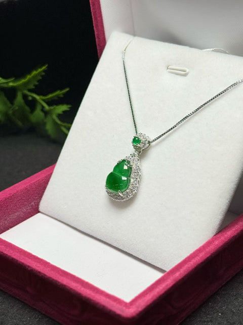 Keberuntungan dan kemakmuran dalam batu giok 🌿 Liontin perak 925 batu giok (jadeite) Grade A berbentuk labu, 10×8mm. Gratis ongkos kirim dan pajak.