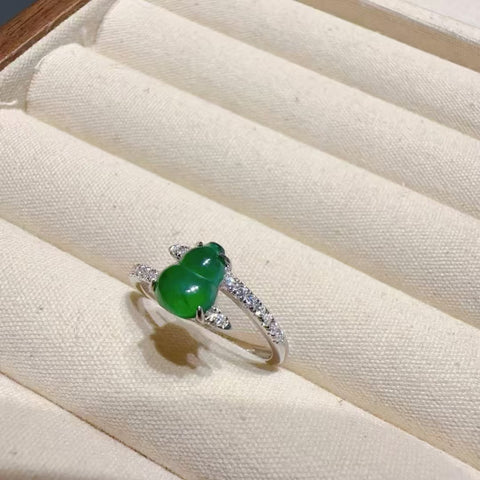 Cincin Labu Jadeite Alami 925 perak bertatahkan perak dengan gaya giok yang bersih, halus dan hangat. 8 * 6mm termasuk pajak pengiriman.