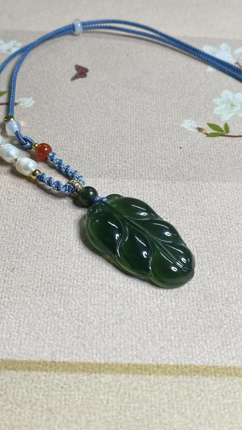 Liontin Daun Hijau Penuh Giok Cui Jade Alami Ukuran 41 * 25.3mm Giok baik-baik saja dan hangat, gaya yang indah, sudah termasuk pajak pengiriman.