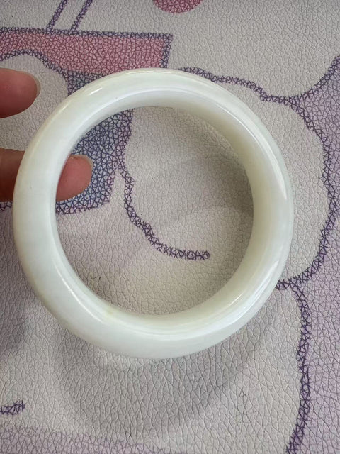 Gelang giok Xiuyan yang indah, diameter dalam: 59 mm, lebar tepi: 12,6 mm. Batunya terbentuk secara alami, dan polanya acak. Biaya pengiriman dan pajak sudah termasuk.