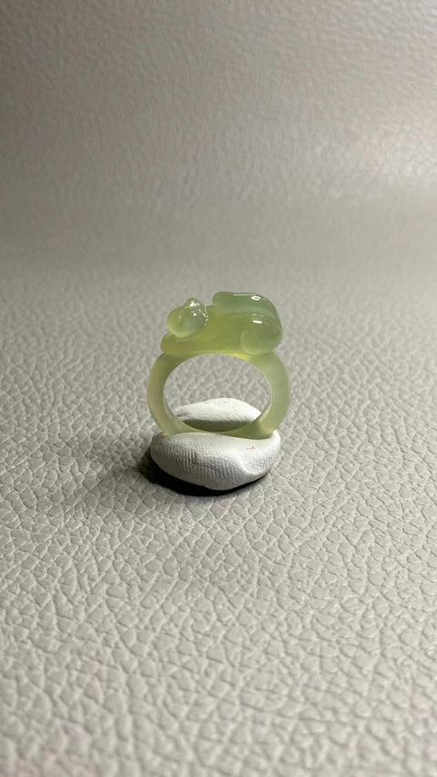 Cincin Giok Alami Ukuran 17mm Ukiran tangan yang bersih dan halus Sudah termasuk ongkos kirim dan pajak.