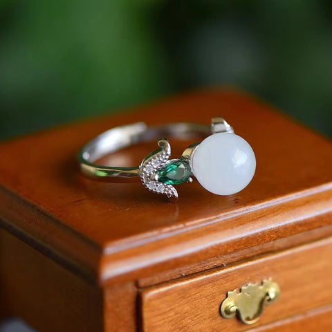 Set Giok Hetian Alami 925 Kalung Perak + Anting-Anting + Cincin Giok ini bersih dan halus, gayanya klasik dan serbaguna, termasuk pajak pengiriman.