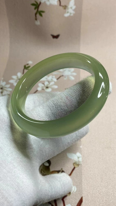 Gelang Hijau Es Giok Cui Giok Alami Ukuran 53-55mm Ukuran 54.8mm Lebar Sisi 12.8mm Giok terjadi secara alami Pola acak termasuk pajak pengiriman