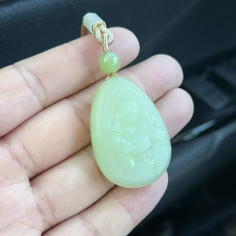 Liontin Buddha Terbuka Giok Hetian Alami Warna Hijau kekuningan Kualitas sempurna Ukuran 30.3 * 41.7mm Giok baik-baik saja dan hangat, gaya yang indah sudah termasuk pajak pengiriman.